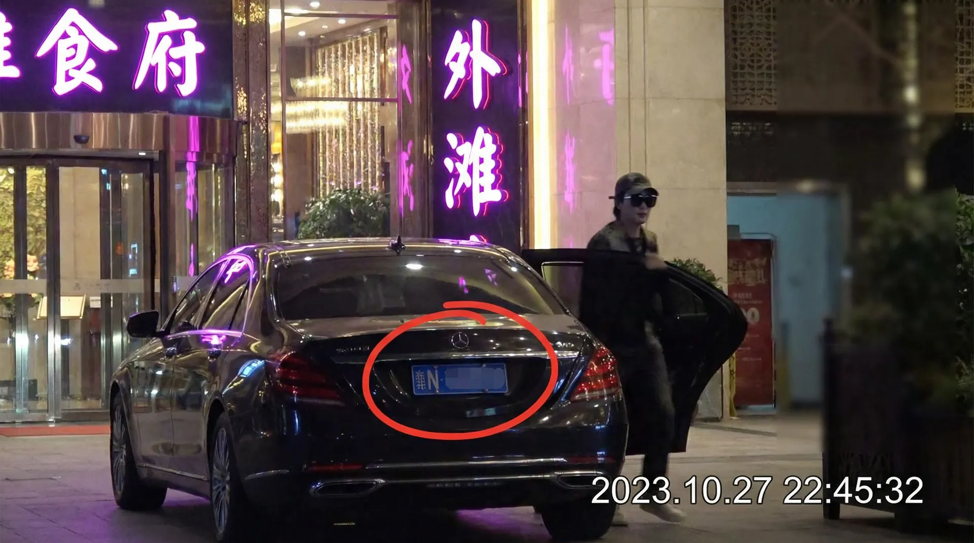 黑料暗网官网-深网资讯|暗网独家爆料|黑料暗网平台 - 豪车餐厅外偷拍